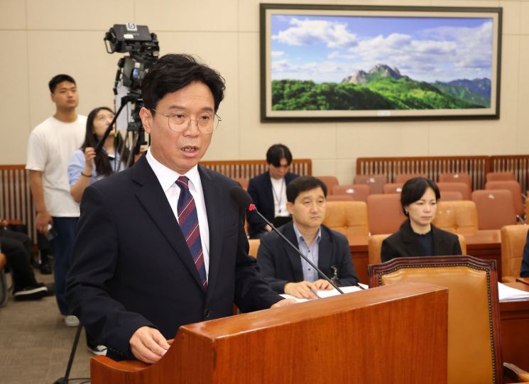 발언하는 김영훈 고용노동부 장관 후보자 (서울=연합뉴스) 류영석 기자 = 김영훈 고용노동부 장관 후보자가 16일 서울 여의도 국회 환경노동위원회에서 열린 인사청문회에서 발언하고 있다. 2025.7.16 ondol@yna.co.kr(끝)<저작권자(c) 연합뉴스, 무단 전재-재배포, AI 학습 및 활용 금지>