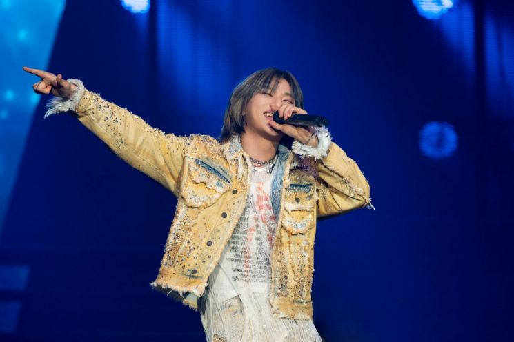 대성이 지난 4월 서울 송파구 올림픽공원 올림픽홀에서 열린 ‘DAESUNG 2025 ASIA TOUR: D’s WAVE IN SEOUL(대성 2025 아시아 투어 디스 웨이브 인 서울)’에서 노래하고 있다. 알앤디컴퍼니(디레이블)