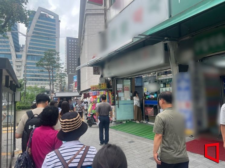저렴한 가격으로 소문난 서울 중구 한 약국에 사람들이 줄 서 있는 모습. 이은서 기자.