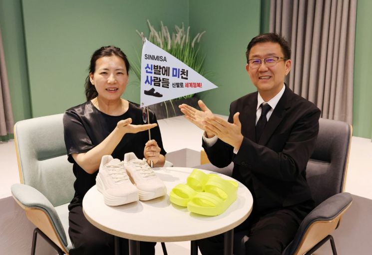 지난 16일 서울 양천구 목동 KT알파쇼핑 미디어센터에서 김준범(오른쪽), 윤진복(왼쪽) 신미사 공동대표가 아시아경제와 인터뷰하고 있다. 이서희 기자