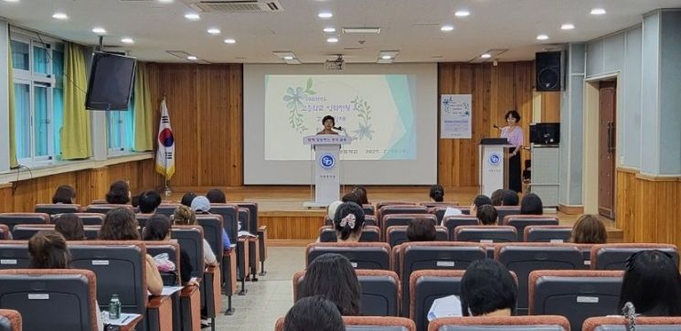 이승연 교장(경산 사동중)이 시청각실에서 자녀 교육 역량 강화를 위한 특별 연수를 개최했다.