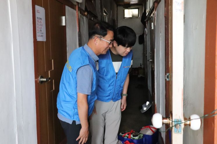 폭염속에 창문도 없는 한평 방에서 생활하는 쪽방 주민 도와주세요…대성에너지, 300만원 후원