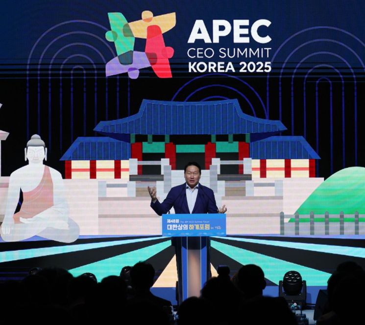 최태원 대한상공회의소 회장이 16일 경주 라한셀렉트호텔에서 열린 제48회 대한상의 하계포럼 개막식에서 개막사를 하고 있다. 대한상공회의소