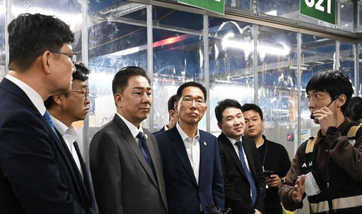 김병기 더불어민주당 당대표 직무대행 겸 원내대표(왼쪽에서 세번째) 등 민주당 의원들이 16일 서울 양재동 쿠팡로지스틱스서비스(CLS) 서브허브를 방문해 CLS가 업계 최초로 도입한 '차폐식 대형 냉방 구역'에 대해 설명을 듣고 있다. 쿠팡 제공