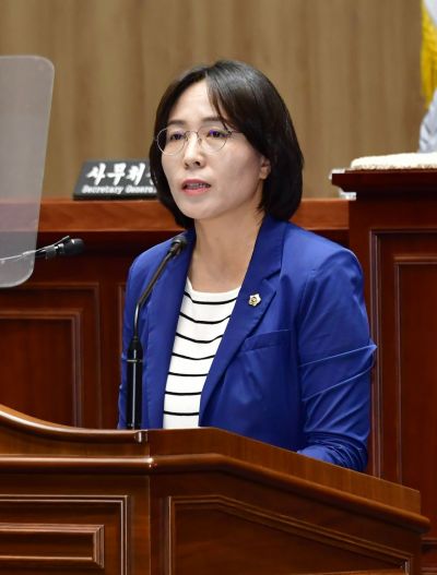 이귀순 광주시의회 의원이 16일 제334회 임시회 본회의에서 강기정 시장을 상대로 시정질문을 하고 있다. 광주시의회 제공