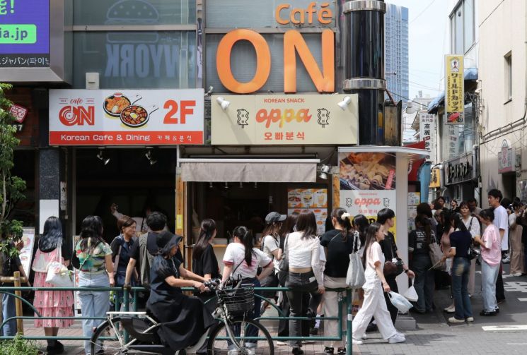 일본 도쿄 신오쿠보 거리가 인파로 북적이고 있다. 연합뉴스