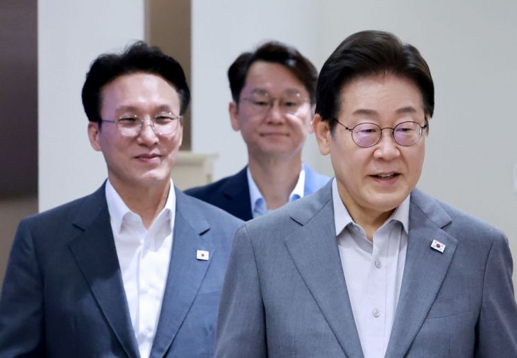 이재명 대통령이 서울 용산 대통령실에서 열린 국무회의에 입장하고 있다. 연합뉴스