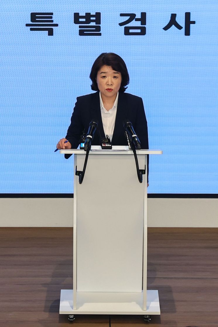 김건희 여사 의혹을 수사하는 민중기 특별검사팀 오정희 특검보가 서울 종로구 KT광화문빌딩에서 브리핑을 하고 있다. 연합뉴스