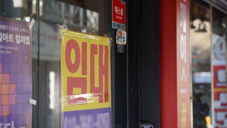 광주 동구 충장로의 한 식당이 폐업하고 '임대' 안내문을 내걸고 있다. 송보현 기자