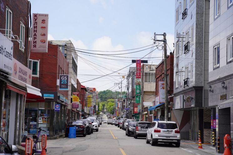 10일 오전 광주 고려인마을 상점가 거리 전경. 러시아어 간판이 밀집한 월곡동 일대에는 4,800여명의 고려인 주민이 거주하고 있다. 송보현 기자