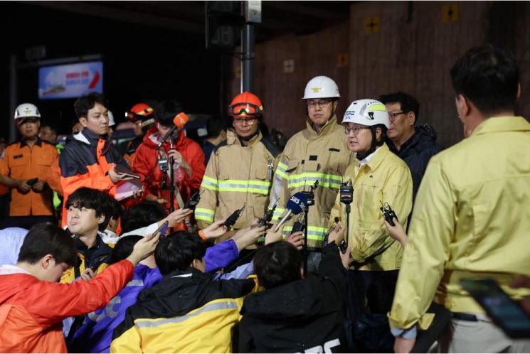 김동연 경기도지사가 16일 저녁 오산 옹벽 붕괴사고 현장을 찾아 기자들과 이야기를 나누고 있다. 경기도 제공