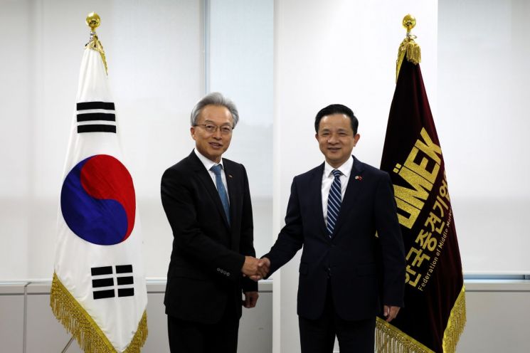 최진식 중견련 회장(왼쪽)이 다이빙 주한중국대사와 기념촬영을 하고 있다. 중견련