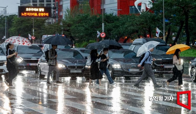 [포토] 장대비 내리는 출근길