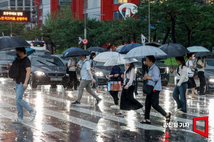 여의도 버스환승센터에서 직장인들이 우산을 꼭 붙잡고 출근길에 오르고 있다. 기사 본문과 무관.
