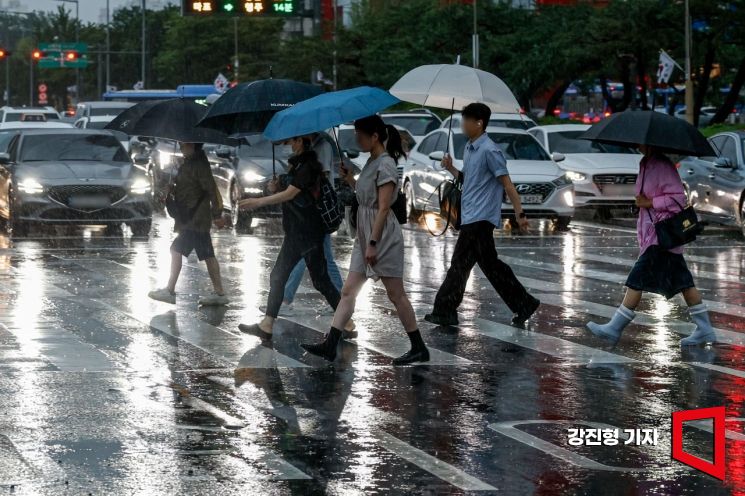 [포토] 장대비에 한 풀 꺽인 이른 폭염