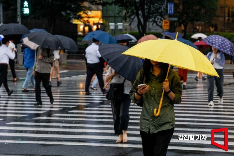 서울 여의도 버스환승센터에서 직장인들이 우산을 꼭 붙잡고 출근길에 오르고 있다. 강진형 기자