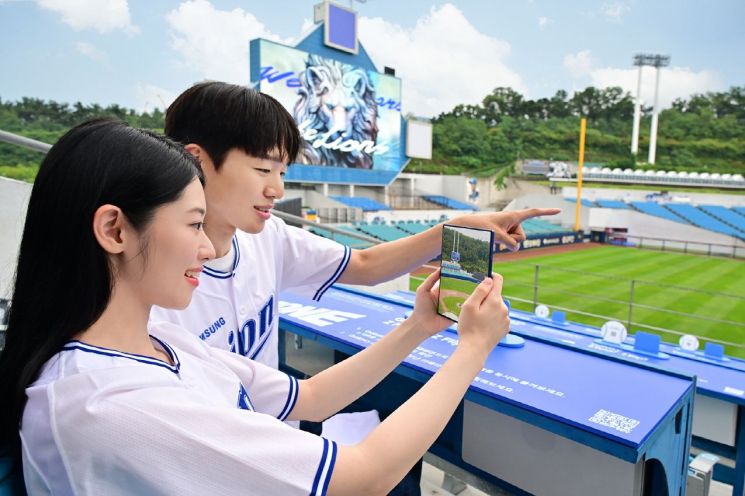 대구 삼성 라이온즈 파크 루프탑석에서 방문객들이 '갤럭시 Z 폴드7'의 카메라를 체험하고 있다. 삼성전자 제공