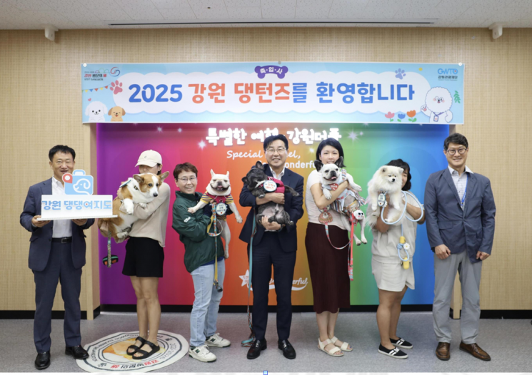 16일 진행된 '강원 댕턴즈' 인턴 임명장 수여식을 마친 후 강원관광재단 최성현 대표(사진 가운데)와 새로 임명된 인턴들이 반려견을 안고 기념사진을 찍고 있다. 사진=강원특별자치도청 제공