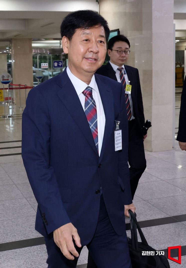 구윤철 경제부총리 겸 기획재정부 장관 후보자가 17일 인사청문회가 열리는 국회로 들어서고 있다. 2025.7.17 김현민 기자