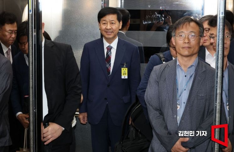 구윤철 경제부총리 겸 기획재정부 장관 후보자가 17일 인사청문회가 열리는 국회로 들어서고 있다. 2025.7.17 김현민 기자
