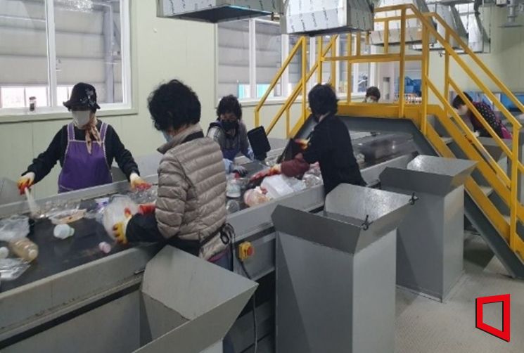 재활용품 선별 작업 모습/계룡시청 제공