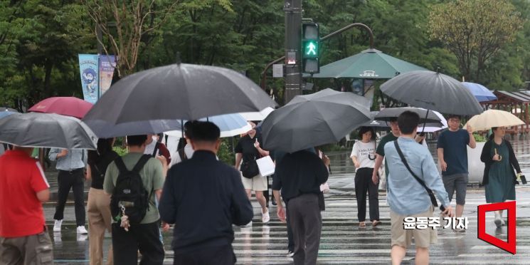 2일 광주·전남은 기압골 영향으로 흐리고 30~80㎜ 비가 내릴 것으로 예보됐다.  윤동주 기자