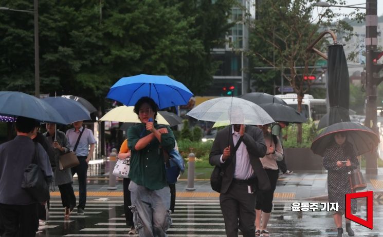 서울 광화문 사거리를 지나는 시민들이 우산과 장화 등으로 무장한체 발걸음을 서두르고 있다. 윤동주 기자
