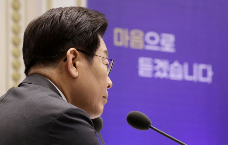 이재명 대통령이 16일 청와대 영빈관에서 '기억과 위로, 치유의 대화' 사회적 참사 유가족 간담회를 하며 유가족 발언을 듣고 있다. 연합뉴스