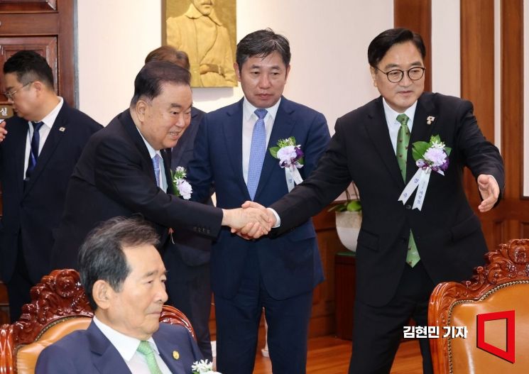 [포토] 문희상 전 국회의장과 인사하는 우원식 국회의장