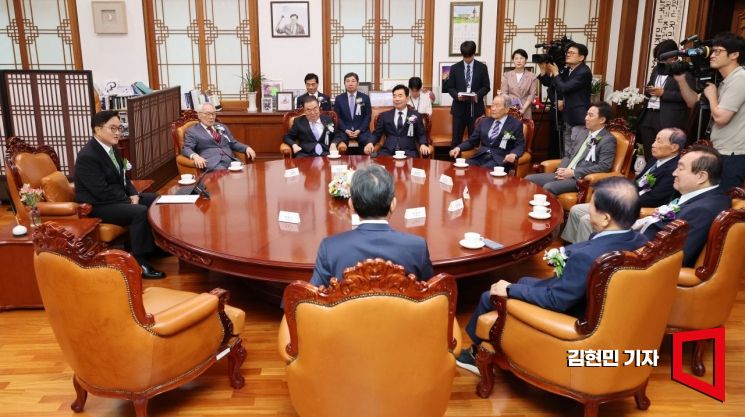 [포토] 원로들과 사전 환담하는 우원식 국회의장