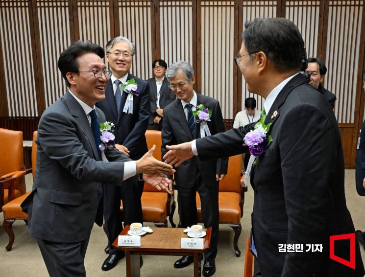 [포토] 김민석 총리와 인사하는 우원식 의장