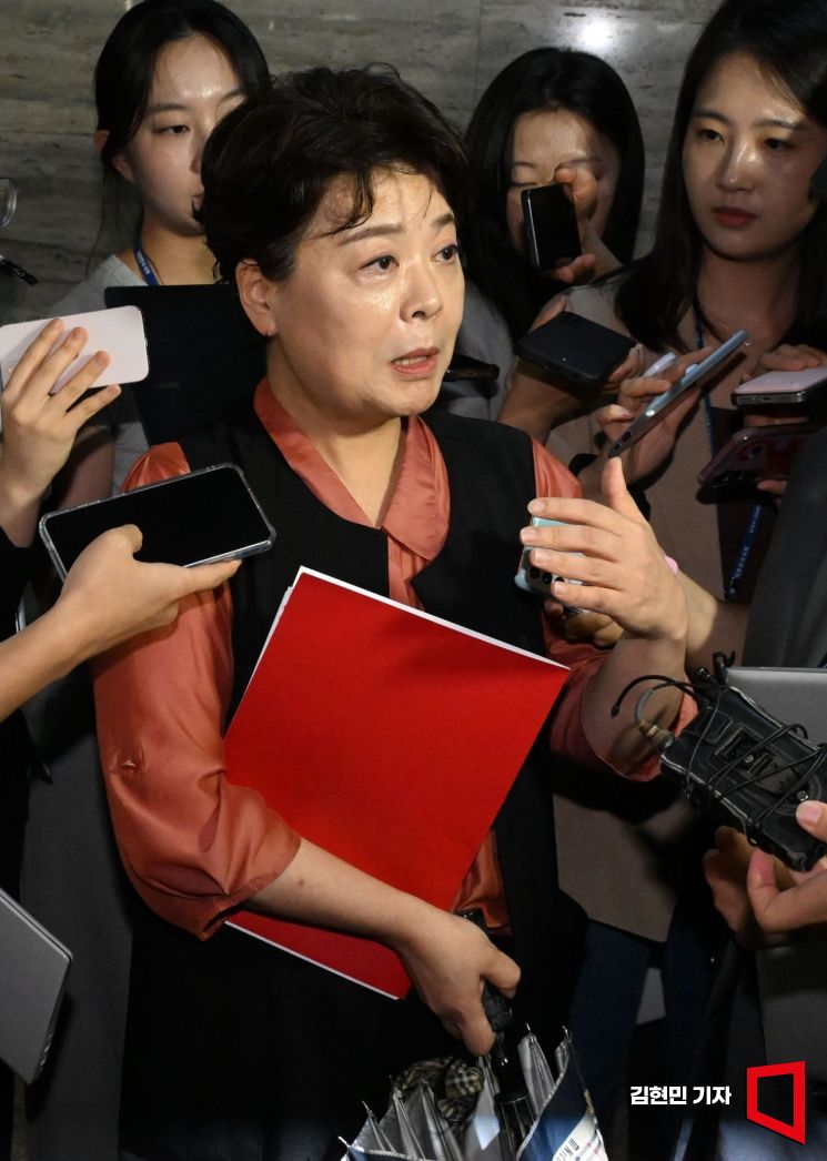 윤희숙 국민의힘 혁신위원장이 17일 국회에서 열린 비상대책위원회의에 참석한 뒤 나와 취재진의 질문을 받고 있다. 윤 위원장은 전날 나경원·윤상현·장동혁 의원과 송언석 비대위원장에게 거취 결정을 요구하는 인적쇄신안을 발표했다. 2025.7.17 김현민 기자