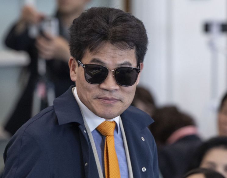 한국사 강사 전한길 씨가 16일 서울 중구 프레스센터 국제회의장에서 열린 '국민이 국민을 지킨다! 국민수사대 출범식'에 입장하고 있다. 연합뉴스