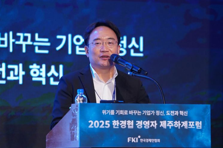 현동진 현대자동차 로보틱스랩장이 17일 제주 롯데호텔에서 열린 ‘2025 한경협 CEO 제주하계포럼’에서 '사람을 위한 공간과 Interactive 기술, Robotics'를 주제로 발표하고 있다. 사진=한경협