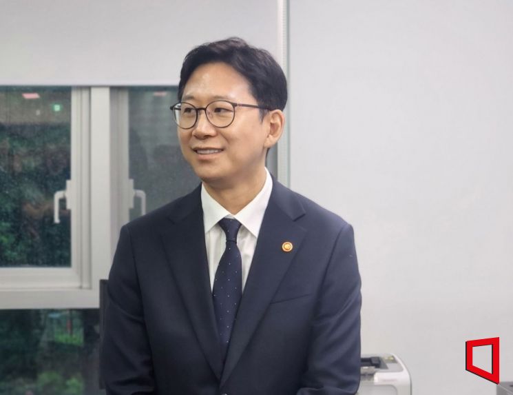 배경훈 신임 과학기술정보통신부 장관이 17일 기자들과 만나 이야기하고 있다. 사진=박유진 기자