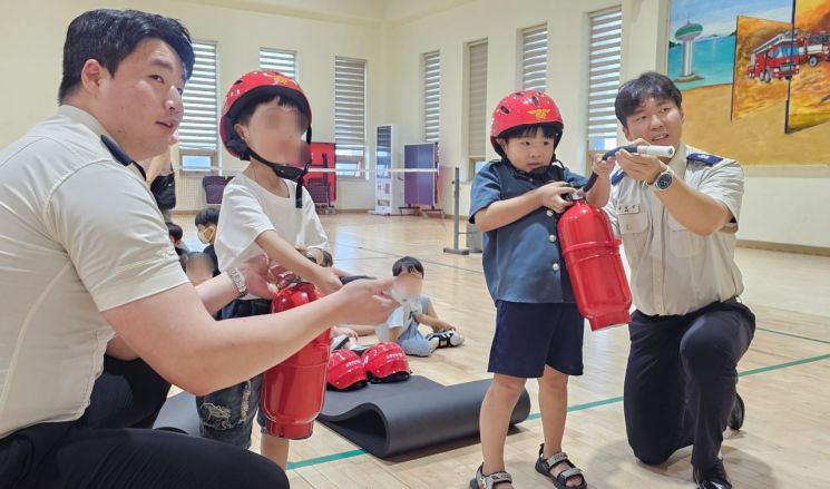 완도 아이들 '불 끄는 법' 배운다…소방안전체험 인기