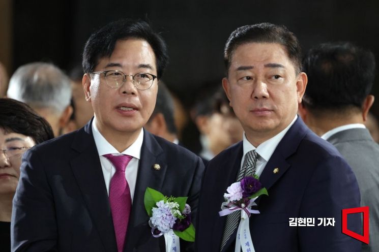 송언석 국민의힘 비대위원장 겸 원내대표(사진 왼쪽)와 김병기 더불어민주당 당대표 직무대행 겸 원내대표가 17일 서울 여의도 국회에서 열린 제77주년 제헌절 경축식에서 대화를 나누고 있다. 김현민 기자
