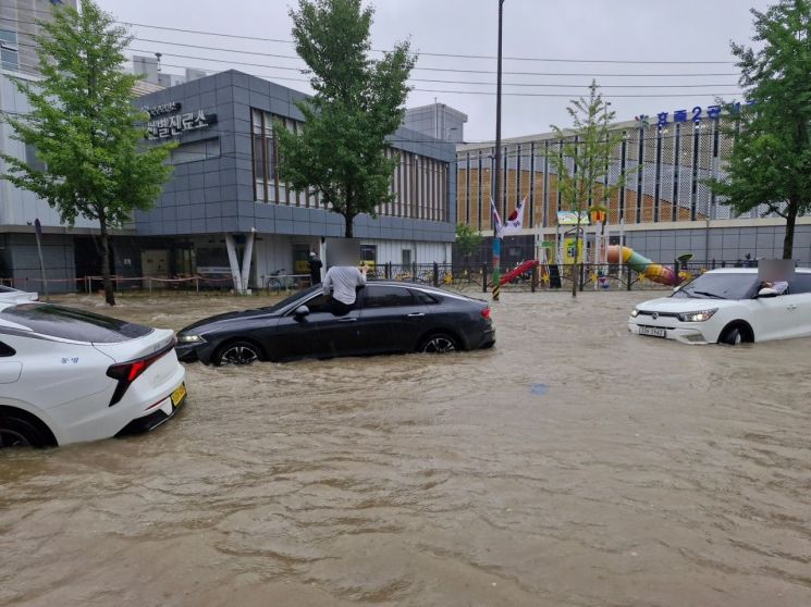 '물폭탄' 맞은 광주 도심 도로·건물 곳곳 침수 피해 속출