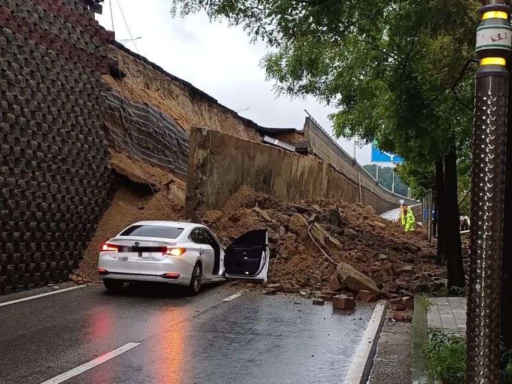 지난 16일 고가도로 옹벽 붕괴 사고가 발생한 오산 가장교차로. 오산시는 22일 오후2시부터 가장교차로 오산~정남 방향 통행을 재개했다. 연합뉴스