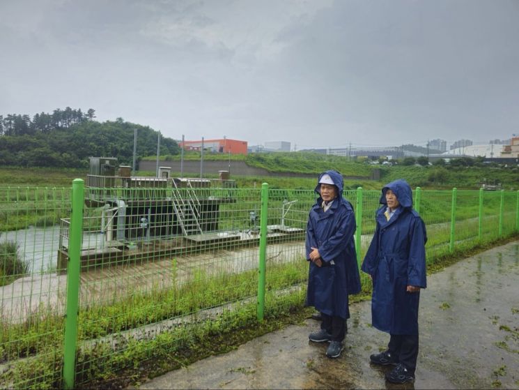 [포토]이상훈 산단공 이사장, 저류지 안전사항 점검
