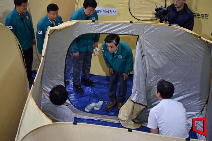 김태흠 충남지사가 집중호우로 당진초등학교로 대피한 주민들을 위로하고 있다./충남도청