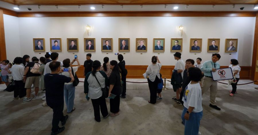 서울 종로구 청와대 본관 내부 세종실 앞 공간에 걸린 역대 대통령의 초상화를 관람객들이 살피고 있다. 연합뉴스