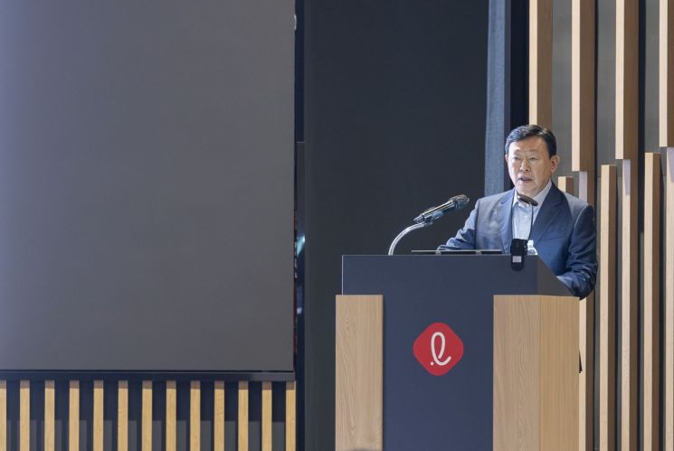 신동빈 롯데그룹 회장이 롯데인재개발원 오산캠퍼스에서 열린 2025 하반기 VCM(Value Creation Meeting·옛 사장단 회의)에서 발언을 하고 있다. 롯데그룹 제공