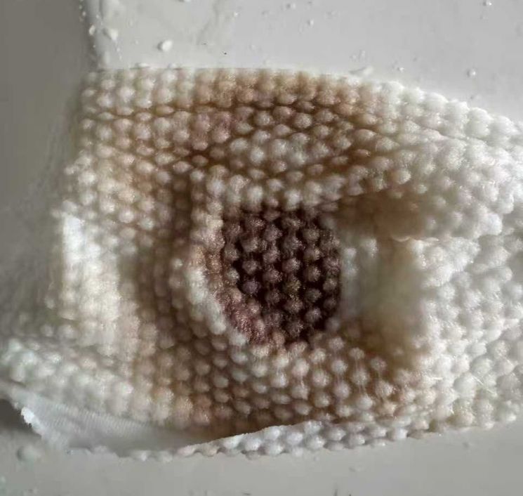 악취가 나는 수돗물을 휴지에 묻힌 모습. 웨이보.