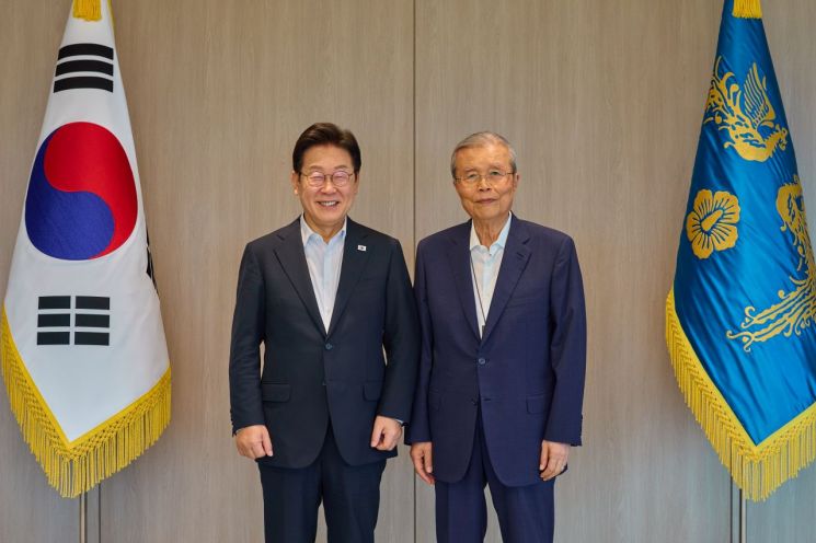 이재명 대통령이 17일 서울 용산 대통령실 청사에서 김종인 전 국민의힘 비상대책위원장을 만나 기념촬영을 하고 있다. 연합뉴스