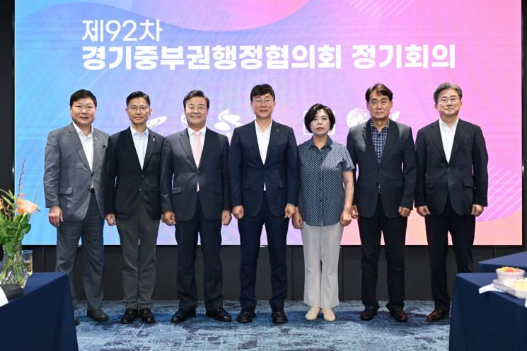 17일 개최된 경기중부권행정협의회에서 박승삼 시흥시 부시장(왼쪽부터), 이계삼 안양시 부시장, 김성제 의왕시장, 이민근 안산시장, 신계용 과천시장, 하은호 군포시장, 정순욱 광명시 부시장이 회의에 앞서 기념촬영을 하고 있다. 안산시 제공
