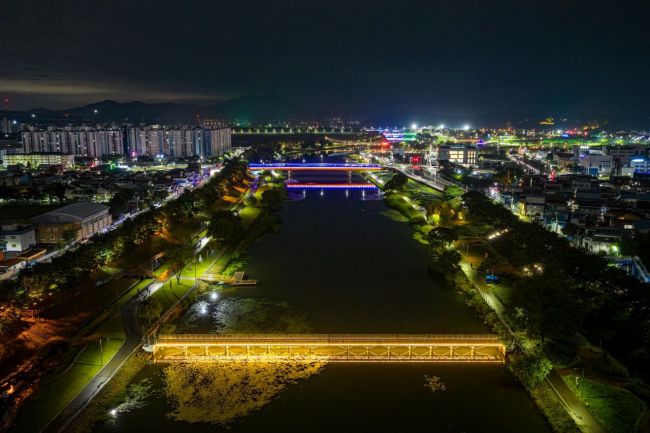 '2025 동천 야광축제'가 펼쳐질 풍덕교~팔마대교 구간의 동천 야간 경관. 순천시 제공
