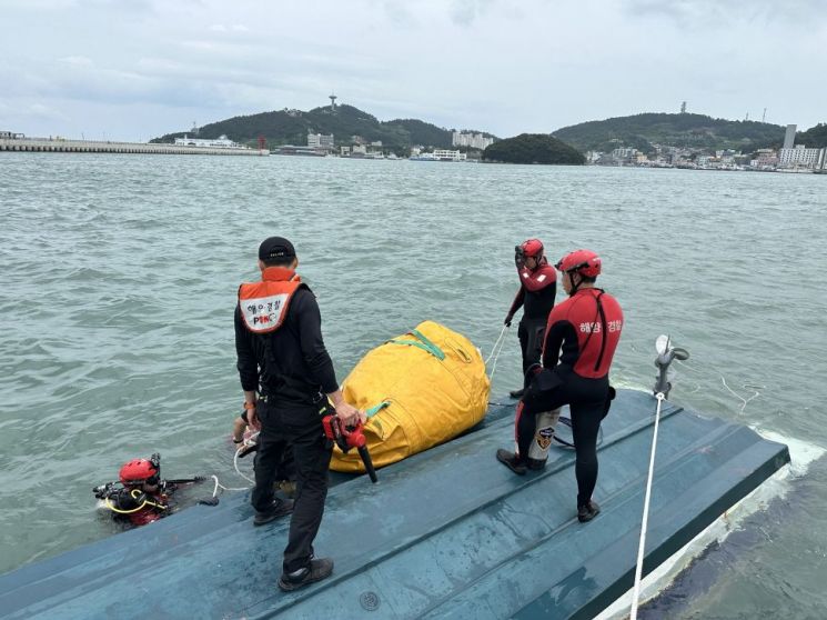 완도 해상에서 어선이 전복되는 사고가 발생했으나, 승선원 4명 전원이 해양경찰에 의해 무사히 구조됐다. 완도해양경찰서 제공