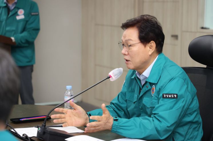 박완수 경남도지사가 도청 간부회의에서 전 시·군에 호우특보 대비 긴급 지시를 내리고 있다. 경남도 제공