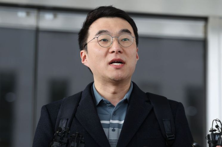 거액의 가상자산(코인) 보유 사실을 숨기려 국회에 허위 재산 신고를 한 혐의로 기소된 더불어민주당 김남국 전 의원이 10일 서울남부지법에서 열린 1심 선고에서 무죄를 받은 뒤 입장을 밝히고 있다. 연합뉴스